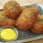 kroket kentang kari - ilustrasi berita Kroket Kentang Kari Keju Lumer: Camilan Renyah dengan Isian Lembut