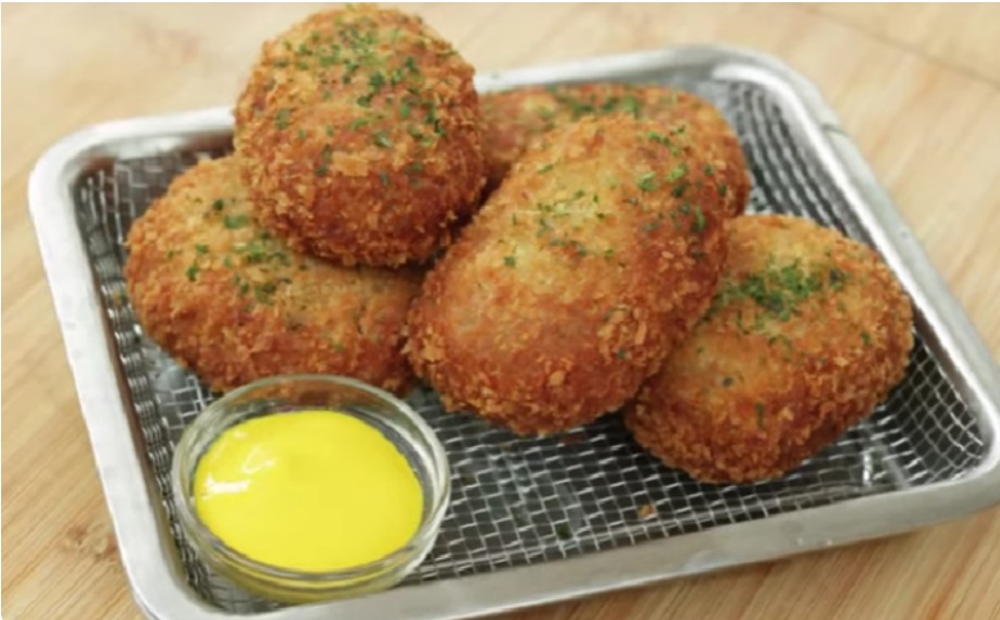 kroket kentang kari Kroket Kentang Kari Keju Lumer: Camilan Renyah dengan… kroket kentang kari - ilustrasi berita Kroket Kentang Kari Keju Lumer: Camilan Renyah dengan Isian Lembut