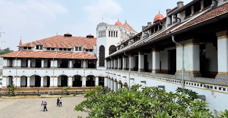 lawang sewu Lawang Sewu Catat 1.636.638 Pengunjung hingga Agustus 2026,… lawang sewu - ilustrasi berita Lawang Sewu Catat 1.636.638 Pengunjung hingga Agustus 2026, Menyusuri Jejak Sejarah…