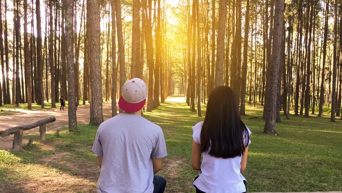 Kenali Perempuan Pendiam yang Diam-Diam Menjauh: Perubahan Kecil yang Perlu Diperhatikan