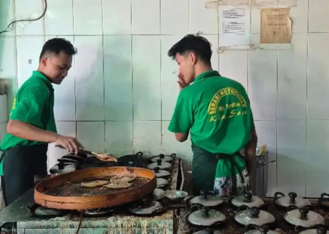 Surabi Solo Notosuman Ny. Handayani Pertahankan Resep Leluhur dengan Wajan Tanah Liat