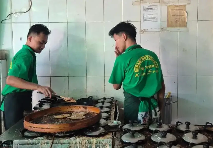 Surabi Solo Notosuman Ny. Handayani Pertahankan Resep Leluhur dengan Wajan Tanah Liat