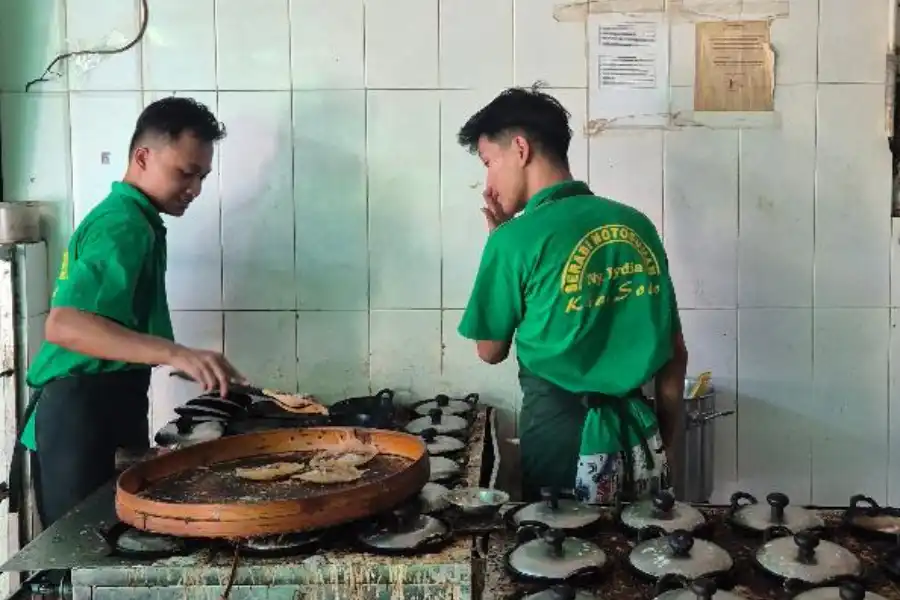 Surabi Solo Notosuman Ny. Handayani Pertahankan Resep Leluhur dengan Wajan Tanah Liat